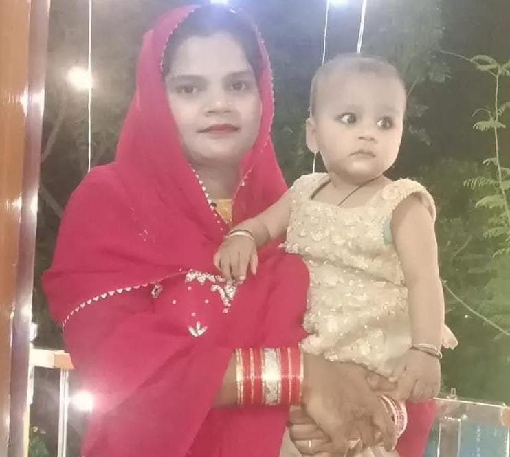 शादी की तीसरी सालगिरह पर मातम: गुजैनी में मां ने 14 माह की बच्ची को दूसरी मंजिल से फेंका, पति ने बचाई जान; खुद कूदने से महिला की मौत