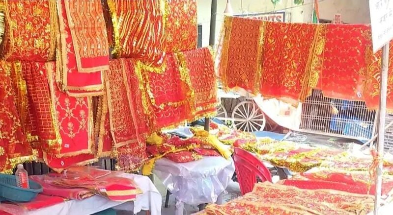 नवरात्रि से पहले बाजारों में बढ़ी रौनक, पूजा सामग्री की दुकानों पर उमड़ी भीड़