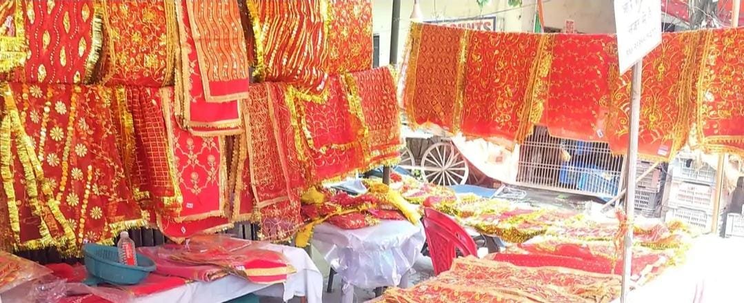 नवरात्रि से पहले बाजारों में बढ़ी रौनक, पूजा सामग्री की दुकानों पर उमड़ी भीड़