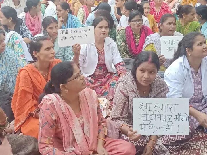 NHM संविदा कर्मचारियों का आंदोलन तेज, बोले- कानपुर में ट्रेलर, असली पिक्चर लखनऊ में बाकी