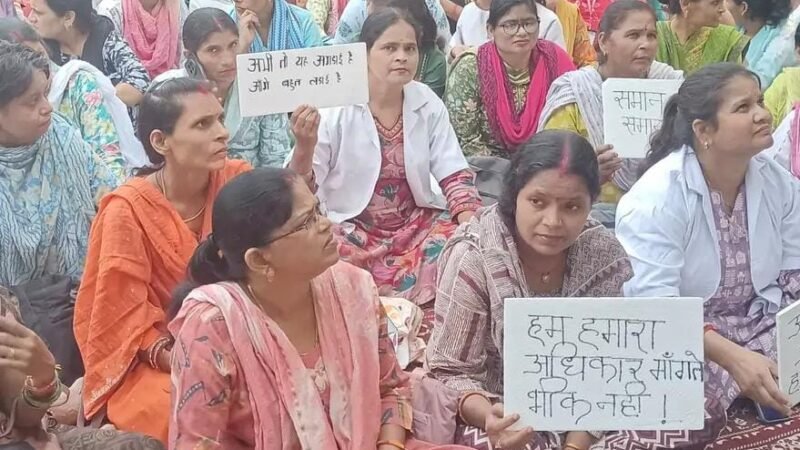 NHM संविदा कर्मचारियों का आंदोलन तेज, बोले- कानपुर में ट्रेलर, असली पिक्चर लखनऊ में बाकी