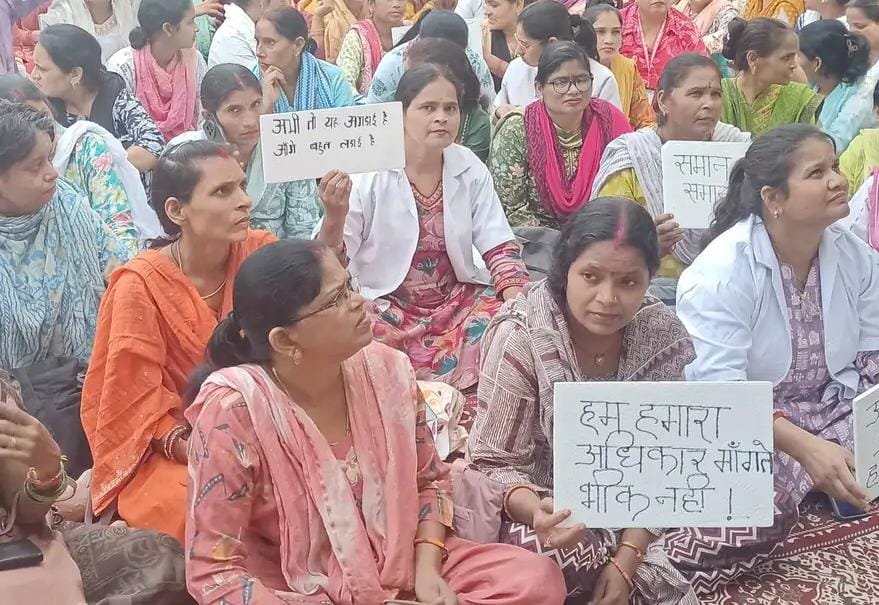 NHM संविदा कर्मचारियों का आंदोलन तेज, बोले- कानपुर में ट्रेलर, असली पिक्चर लखनऊ में बाकी