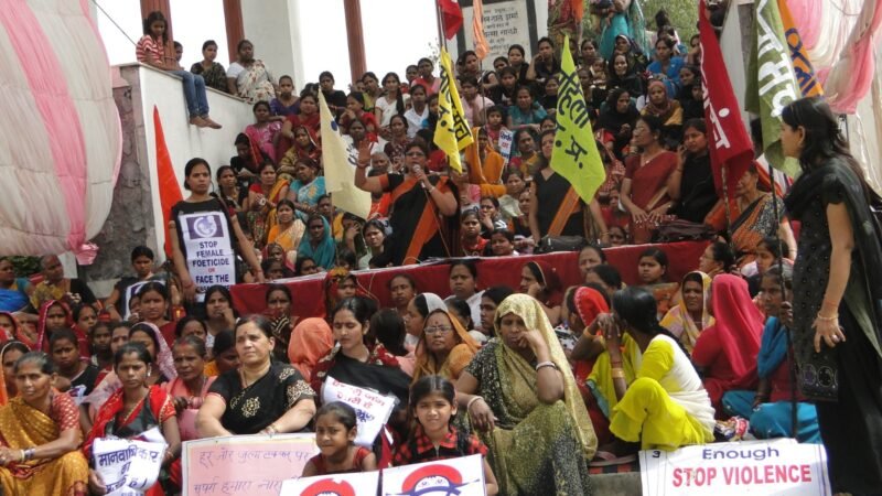 शक्ति, संघर्ष और स्वाभिमान की मिसाल बनीं नीलम चतुर्वेदी, 43 वर्षों से महिलाओं के अधिकारों की लड़ाई लड़ रहा सखी केंद्र