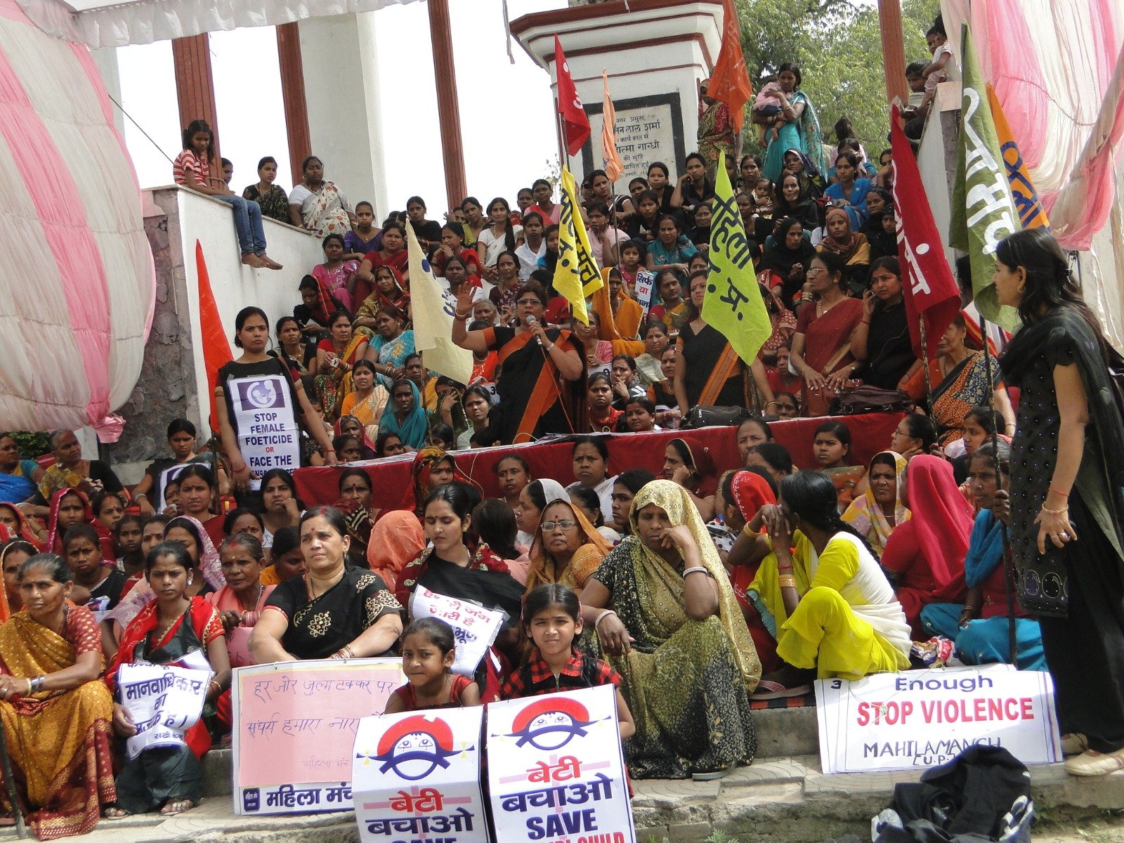 शक्ति, संघर्ष और स्वाभिमान की मिसाल बनीं नीलम चतुर्वेदी, 43 वर्षों से महिलाओं के अधिकारों की लड़ाई लड़ रहा सखी केंद्र