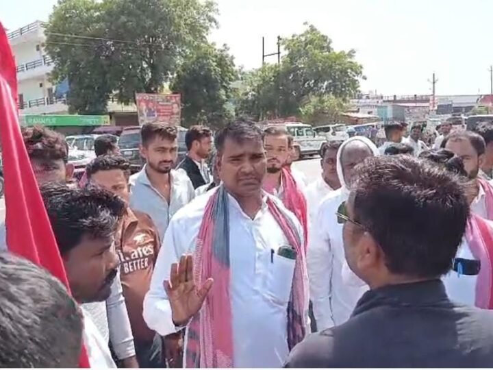पीडीए चौपाल में मंच को लेकर छिड़ा विवाद, जिला पंचायत सदस्य के पति ने जताई नाराजगी