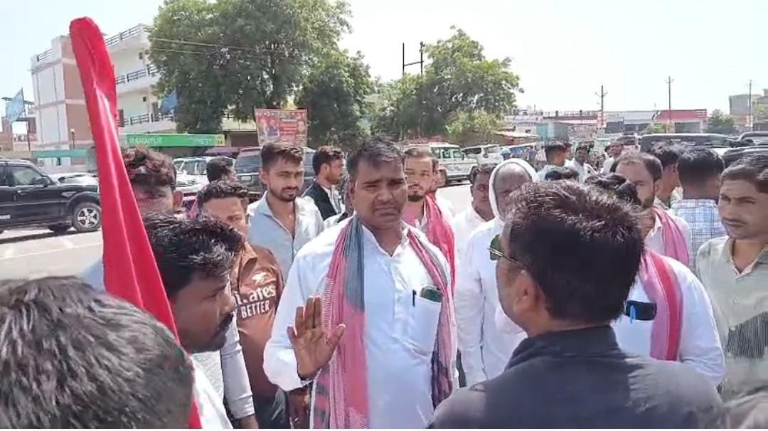 पीडीए चौपाल में मंच को लेकर छिड़ा विवाद, जिला पंचायत सदस्य के पति ने जताई नाराजगी