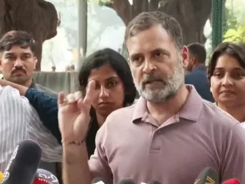 प्रदर्शन में घायल स्टूडेंट्स को साथ लाए राहुल : छात्रा बोली- पुलिस ने प्राइवेट पार्ट पर मारा