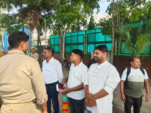 लखनऊ में एम्बुलेंस ड्राइवरों ने डिप्टी CM का आवास घेरा
