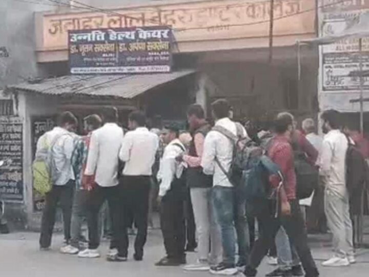 पीईटी के लिए सुबह से केंद्रों पर लगी अभ्यर्थियों की कतारें, जूते उतरवाकर हुई तलाशी