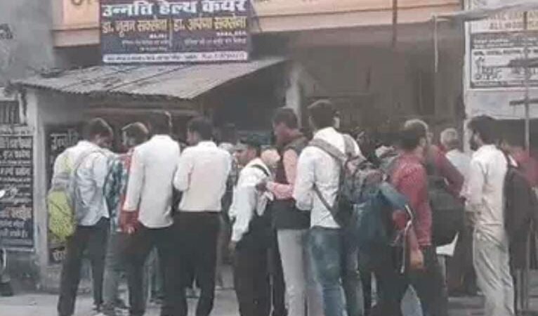 पीईटी के लिए सुबह से केंद्रों पर लगी अभ्यर्थियों की कतारें, जूते उतरवाकर हुई तलाशी