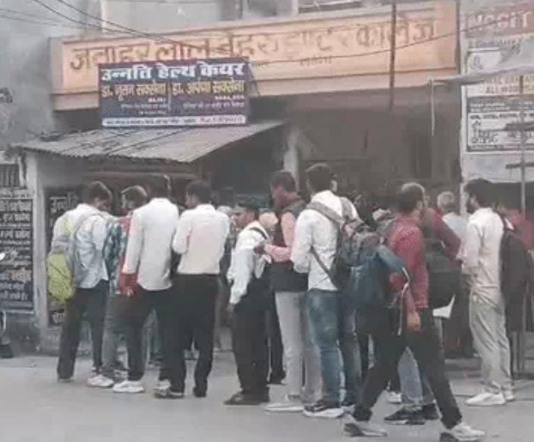 पीईटी के लिए सुबह से केंद्रों पर लगी अभ्यर्थियों की कतारें, जूते उतरवाकर हुई तलाशी