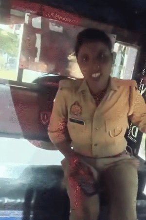 ई-रिक्शा चालक ने किराया मांगा तो महिला कांस्टेबल बोलीं- थाने चलिए, वहीं दे देंगे