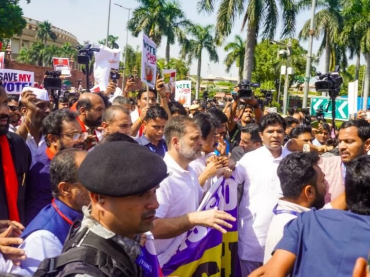 राहुल-प्रियंका आकाशवाणी बिल्डिंग के सामने धरने पर