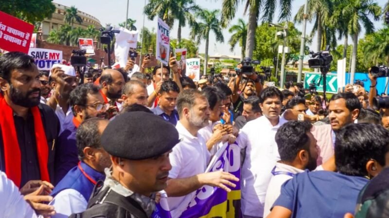 राहुल-प्रियंका आकाशवाणी बिल्डिंग के सामने धरने पर