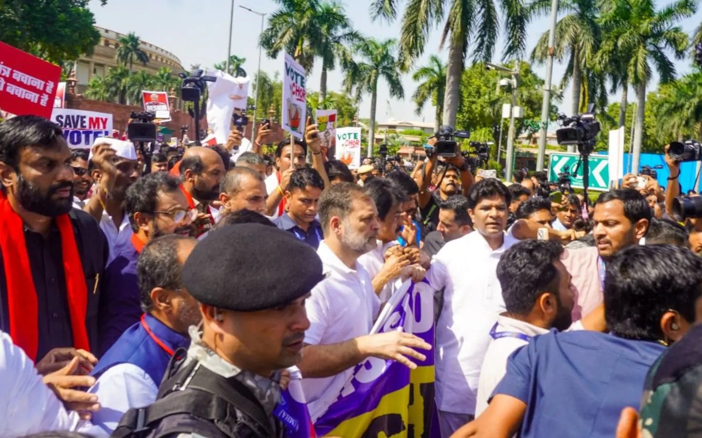 राहुल-प्रियंका आकाशवाणी बिल्डिंग के सामने धरने पर