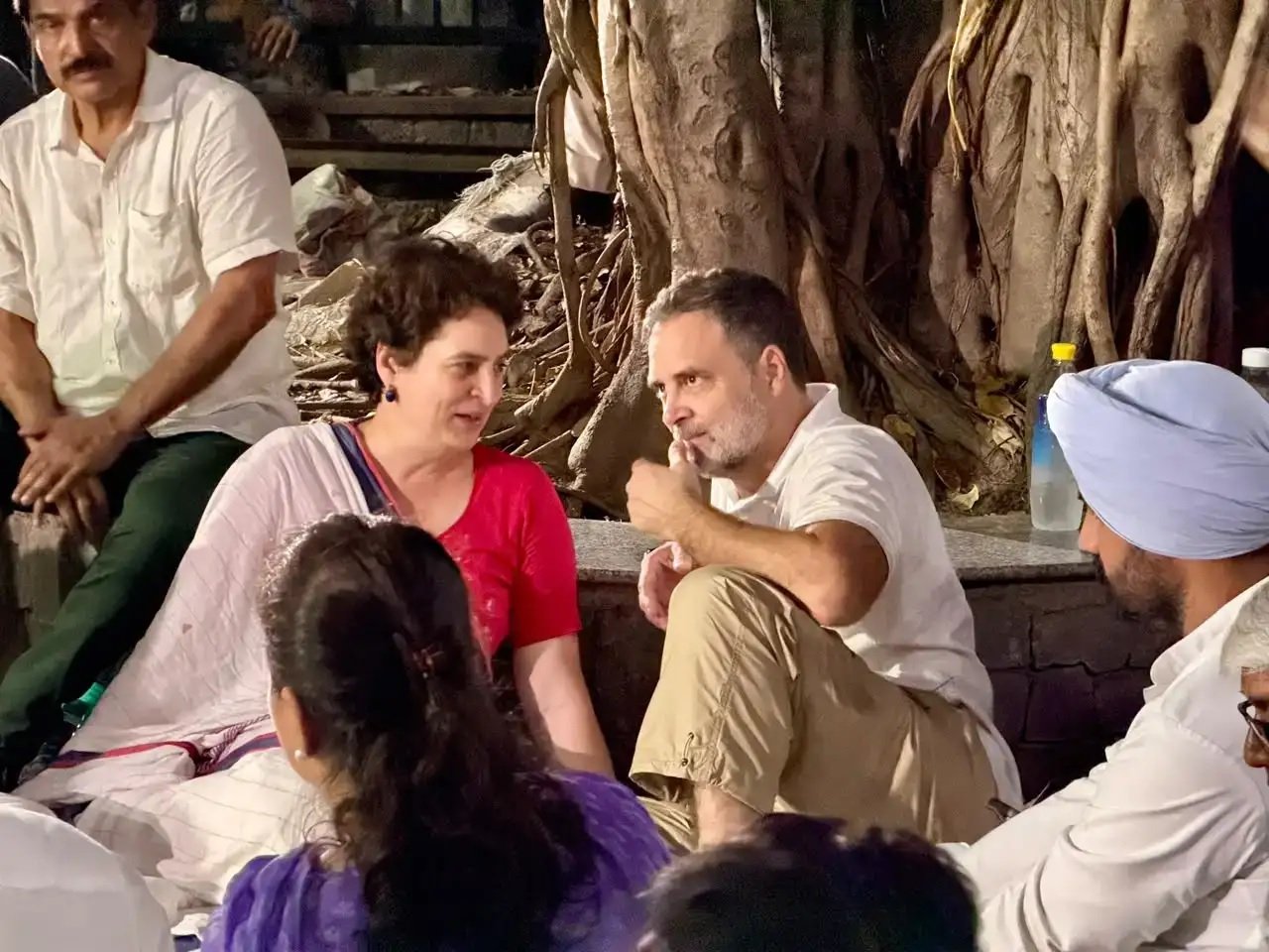 राहुल-प्रियंका पर एफआईआर, आकाशवाणी भवन में घुसने का आरोप