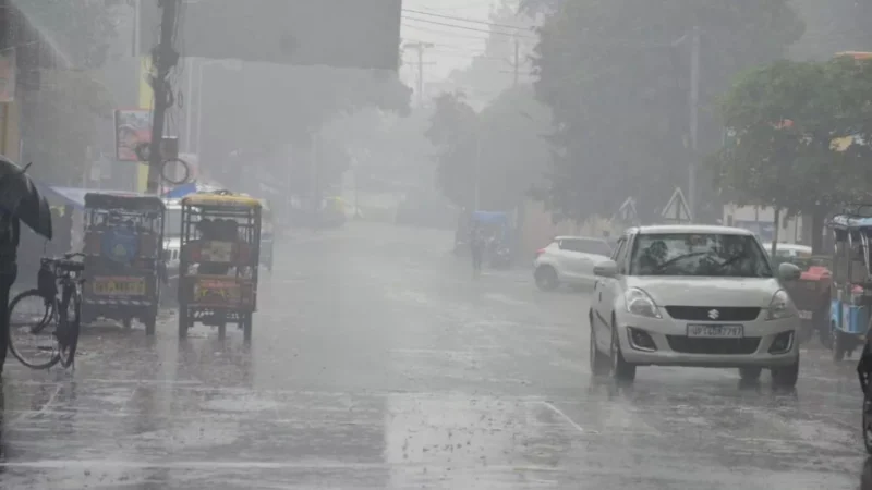 बादलों और बूंदाबांदी से सात डिग्री लुढ़का पारा, ठंडी हवाओं ने बढ़ाई गलन