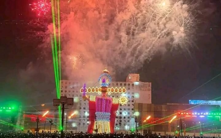 कानपुर में 90 फीट ऊंचे रावण का दहन, रंग-बिरंगी आतिशबाजी से जगमगाया आसमान
