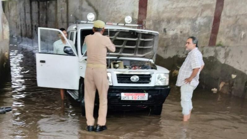 कानपुर में रेलवे अंडरपास में भरा पानी, डीडीओ की गाड़ी बीच में हुई बंद; लंबे समय से परेशान हैं ग्रामीण