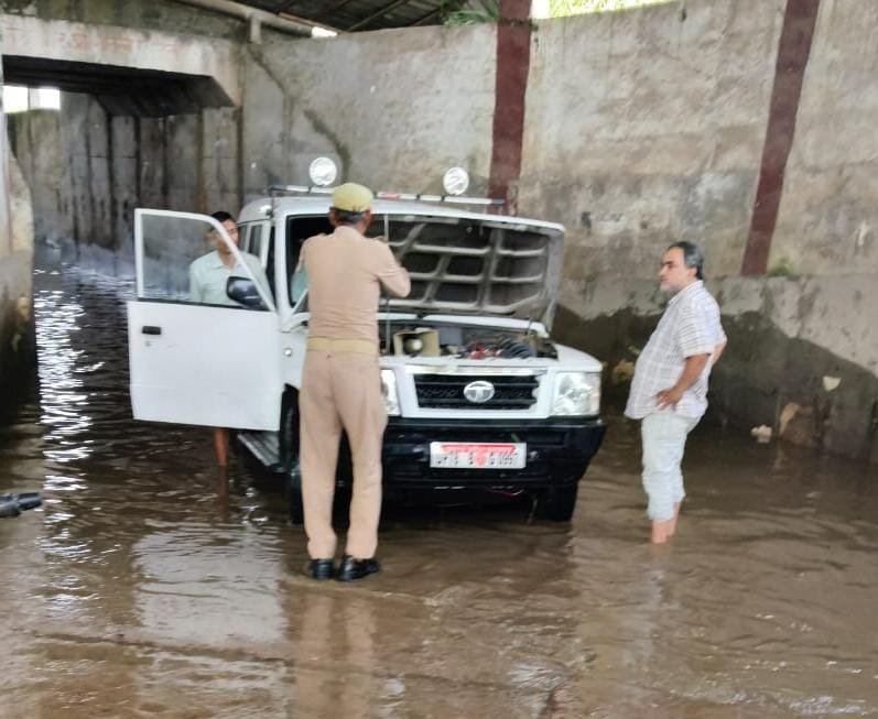 कानपुर में रेलवे अंडरपास में भरा पानी, डीडीओ की गाड़ी बीच में हुई बंद; लंबे समय से परेशान हैं ग्रामीण