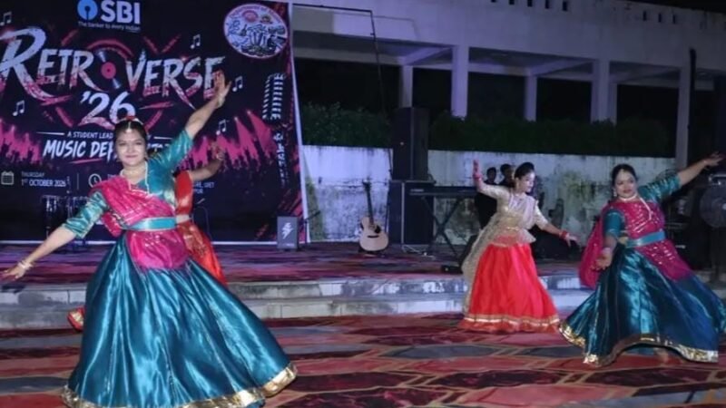 ‘आजकल तेरे-मेरे प्यार के चर्चे.. पर झूमे विद्यार्थी, तालियों से गूंजा एम्फिथिएटर