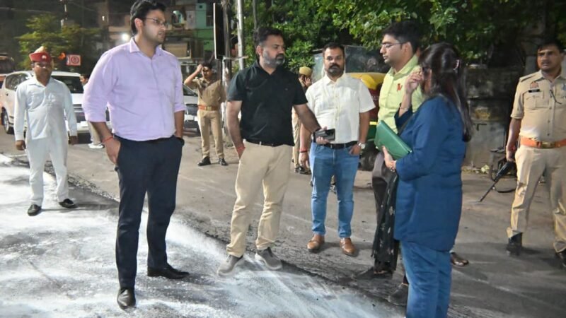 सड़क मरम्मत में लापरवाही पर डीएम सख्त, अधिशासी अभियंता से मांगा जवाब