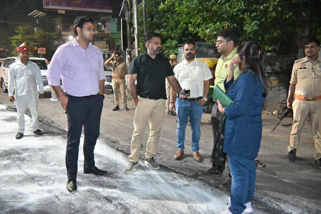 सड़क मरम्मत में लापरवाही पर डीएम सख्त, अधिशासी अभियंता से मांगा जवाब
