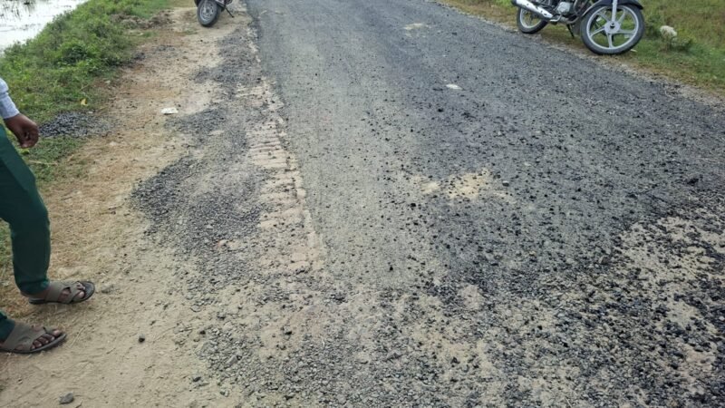 1200 मीटर की सड़क का 120 दिन चलना भी मुश्किल! पुरानी सड़क पर ही डामरीकरण, गुणवत्ता पर उठे सवाल