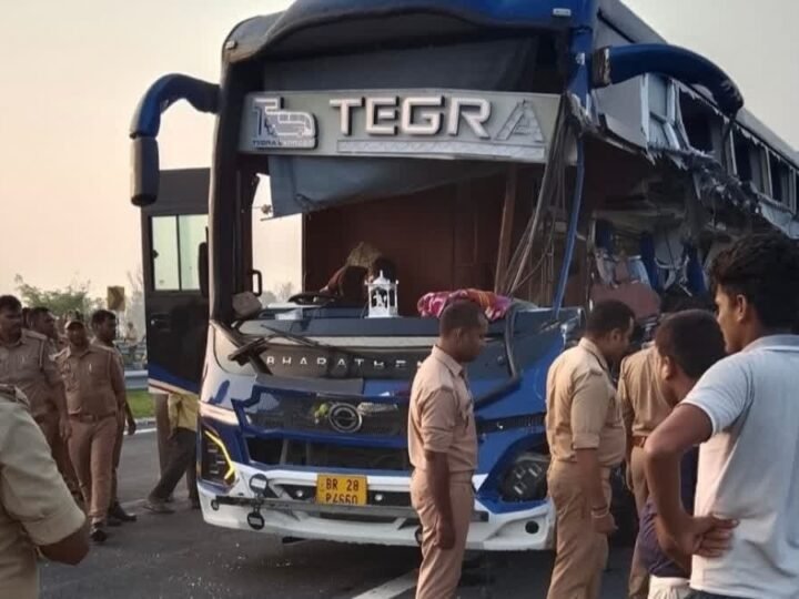 अंबेडकरनगर में ओवरटेक के दौरान एसी बस और ट्रेलर में टक्कर, 4 की मौत