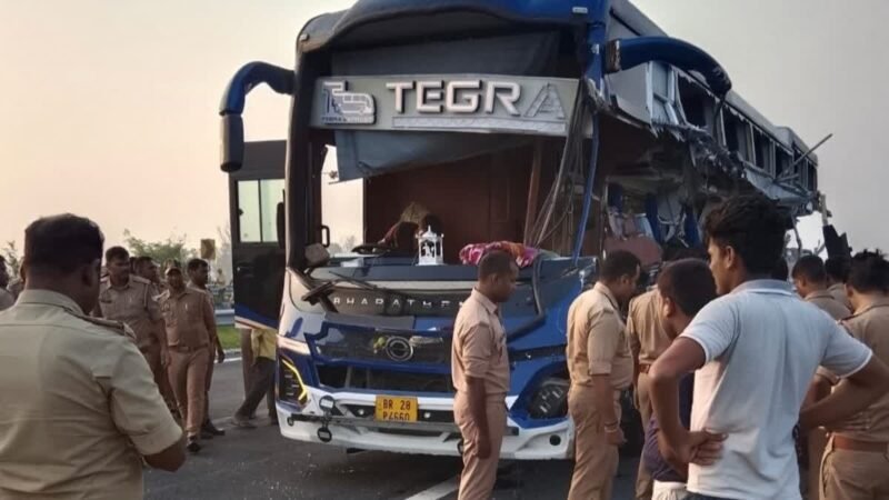 अंबेडकरनगर में ओवरटेक के दौरान एसी बस और ट्रेलर में टक्कर, 4 की मौत