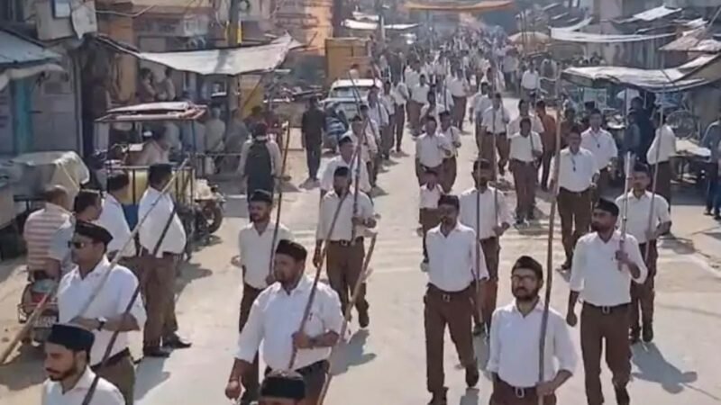 कासगंज में संघ के स्थापना दिवस पर निकला पथ संचलन, शस्त्र पूजन कर लिया राष्ट्रसेवा का संकल्प