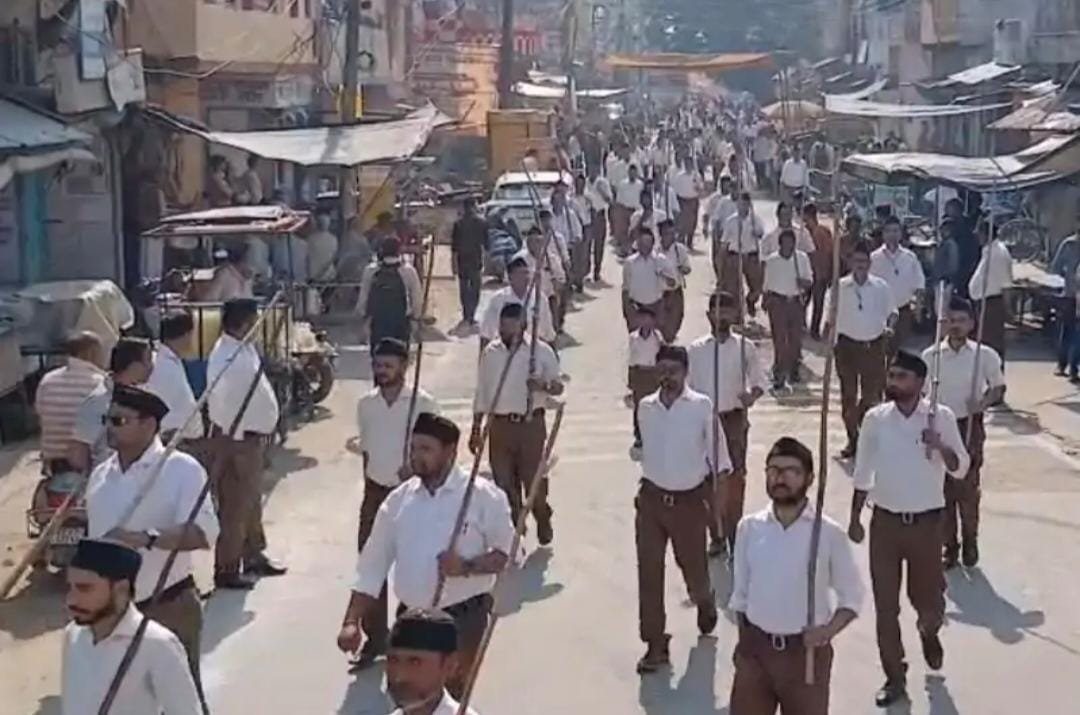 कासगंज में संघ के स्थापना दिवस पर निकला पथ संचलन, शस्त्र पूजन कर लिया राष्ट्रसेवा का संकल्प