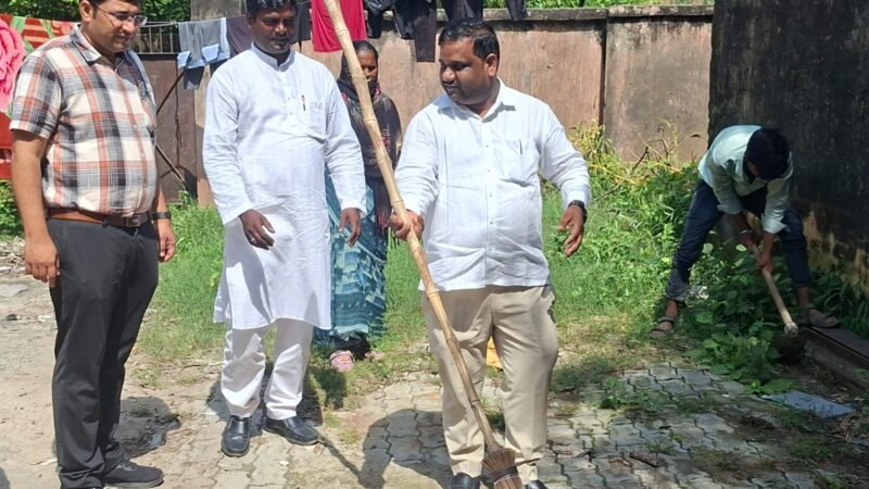 गांधी जयंती पर बिधनू ब्लॉक और सीएचसी में चला स्वच्छता अभियान, अधिकारियों ने झाड़ू लगाकर दिया संदेश