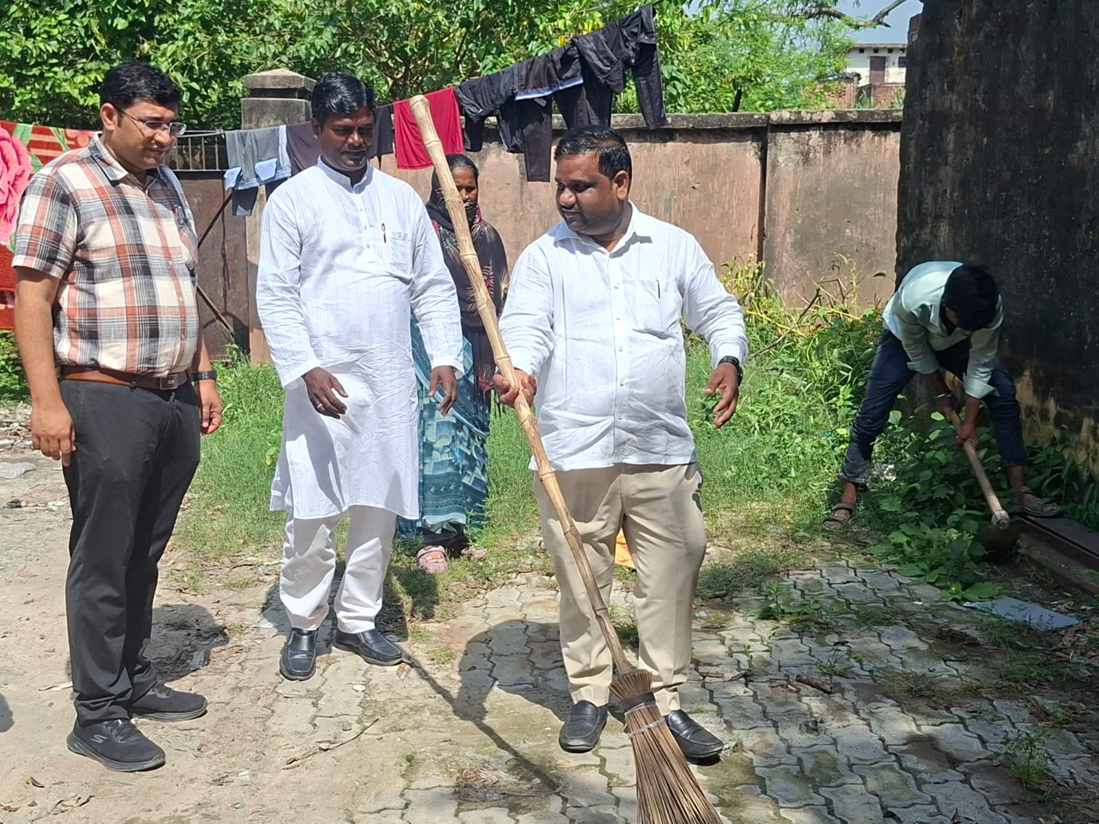 गांधी जयंती पर बिधनू ब्लॉक और सीएचसी में चला स्वच्छता अभियान, अधिकारियों ने झाड़ू लगाकर दिया संदेश