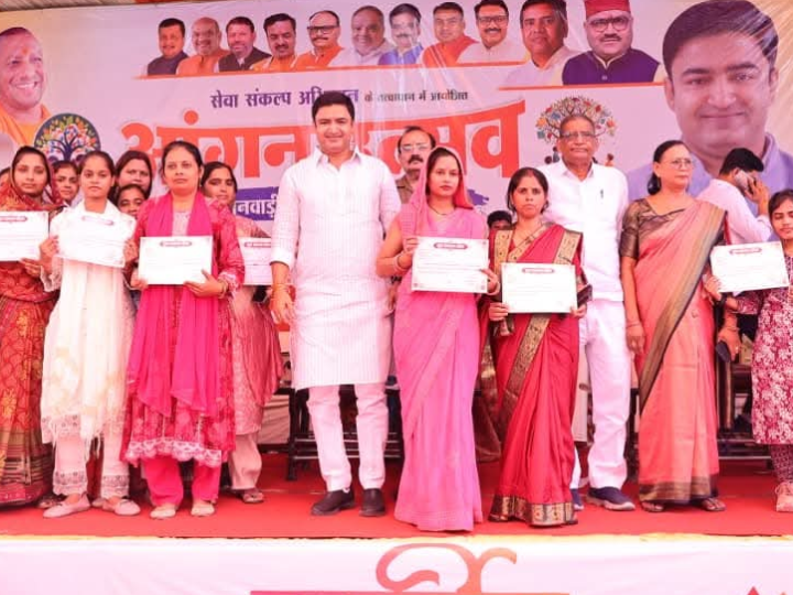 सेवा पखवाड़ा: विधायक ने आंगन उत्सव में महिलाओं को किया सम्मानित