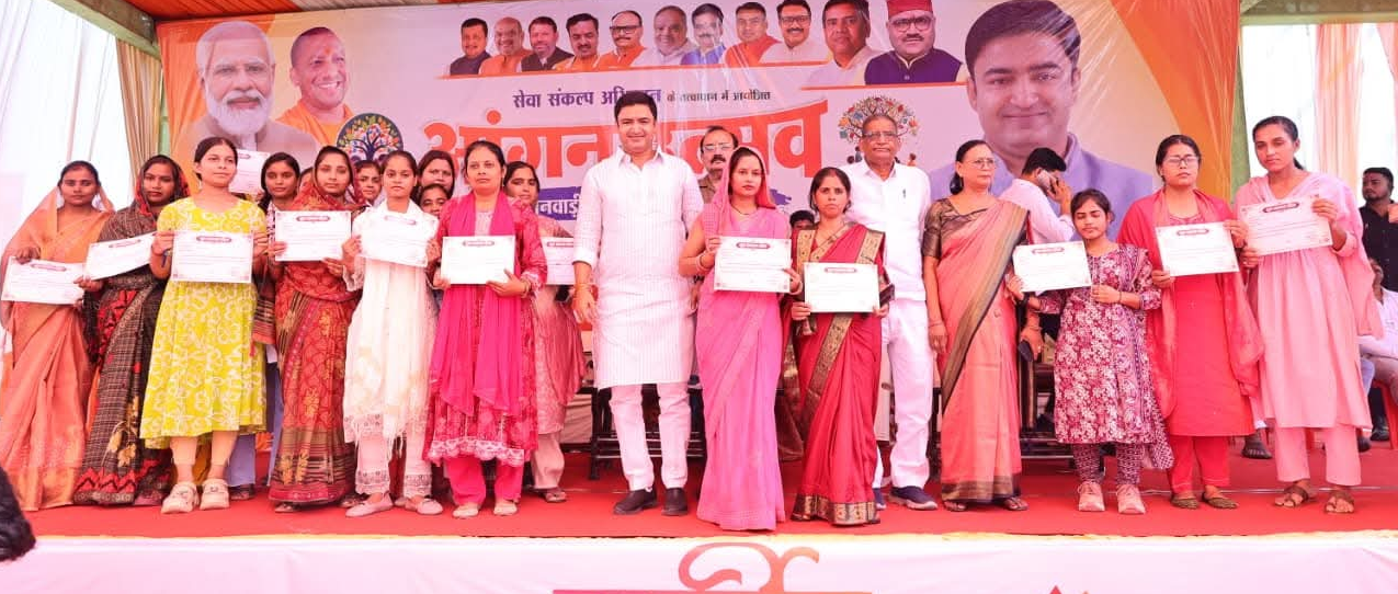 सेवा पखवाड़ा: विधायक ने आंगन उत्सव में महिलाओं को किया सम्मानित