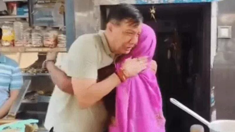कानपुर में विधानसभा अध्यक्ष सतीश महाना का दिखा अलग अंदाज, खुद बनाई चाय; महिला दुकानदार के छुए पैर