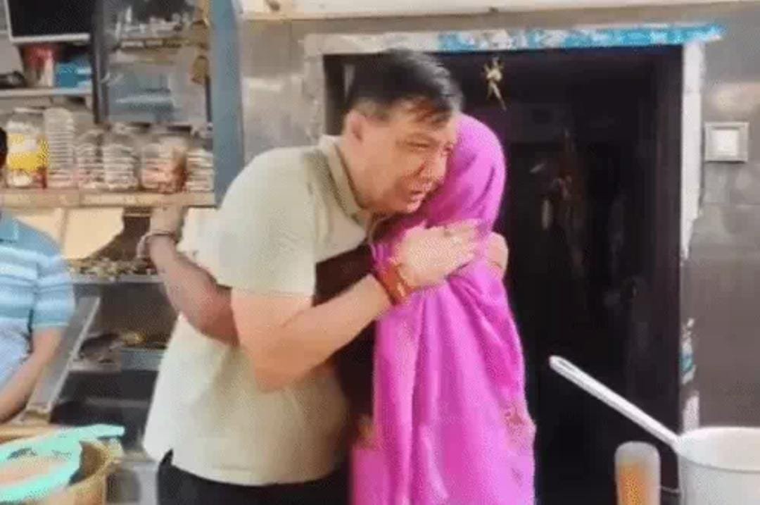 कानपुर में विधानसभा अध्यक्ष सतीश महाना का दिखा अलग अंदाज, खुद बनाई चाय; महिला दुकानदार के छुए पैर