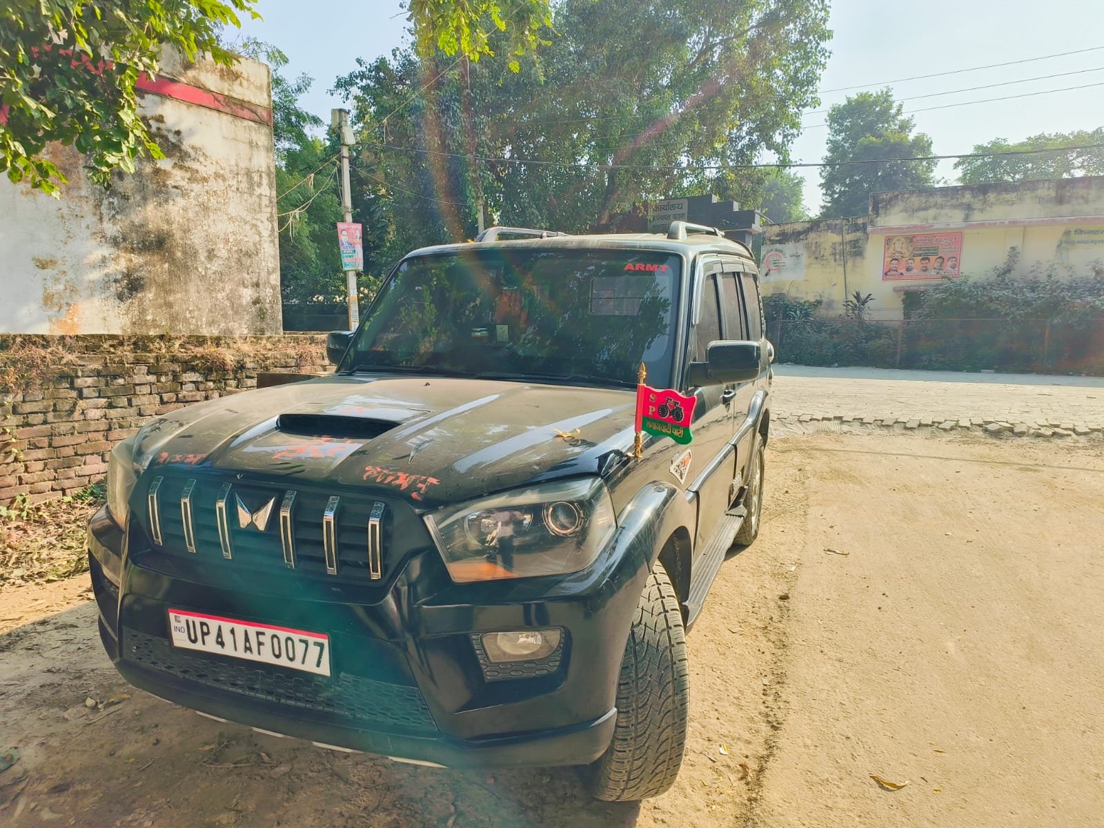 स्कॉर्पियो से युवक को अगवा कर पीटा, 15 हजार रुपये और चेन लूटने का आरोप