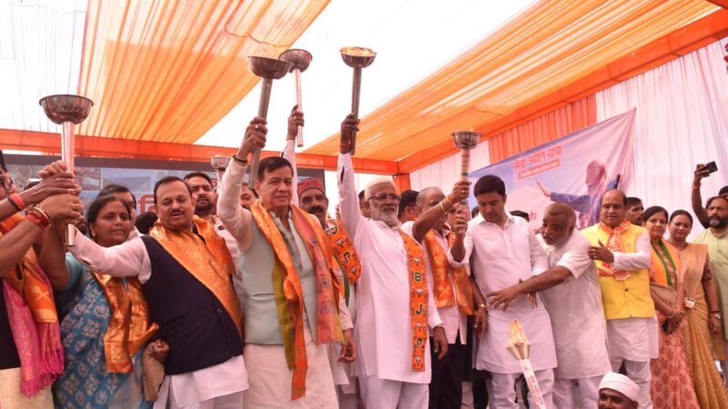 कानपुर में निकली सेवा ज्योति यात्रा, हाथों में मशाल लेकर चले स्वतंत्रदेव सिंह और भाजपा नेता