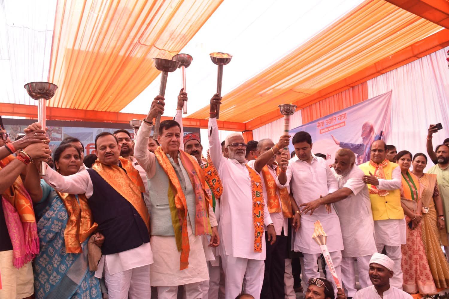 कानपुर में निकली सेवा ज्योति यात्रा, हाथों में मशाल लेकर चले स्वतंत्रदेव सिंह और भाजपा नेता