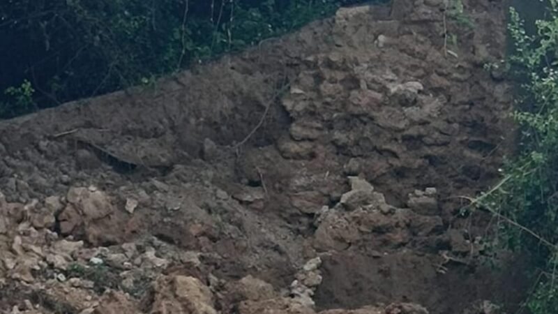 सजेती में पुरानी दीवार ढही, मलबे में मिला शिवलिंग और प्रतिमा का अवशेष
