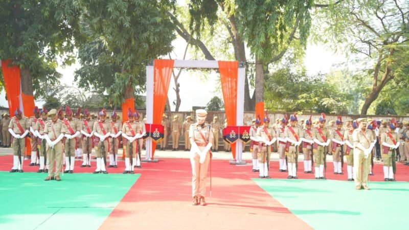 पुलिस स्मृति दिवस: कानपुर में शहीद पुलिसकर्मियों को दी श्रद्धांजलि, अफसरों ने किया नमन