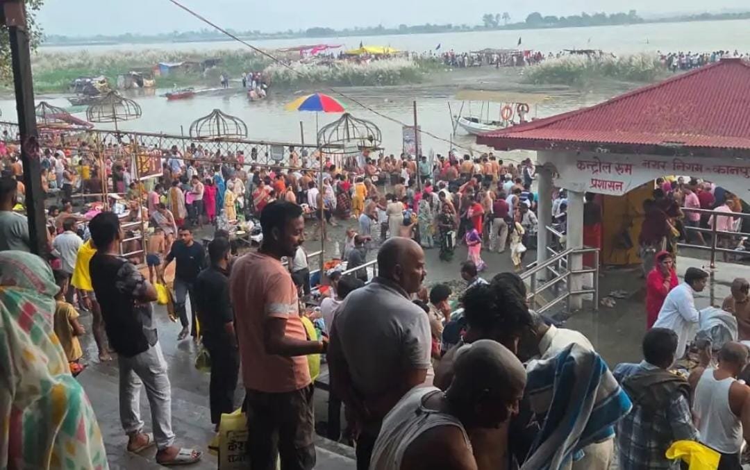 सरसैया घाट पर पितरों को तर्पण के साथ संपन्न हुआ पितृपक्ष
