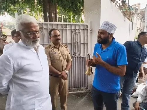 लखनऊ में 68,500 शिक्षक भर्ती अभ्यर्थियों ने मंत्री आवास घेरा