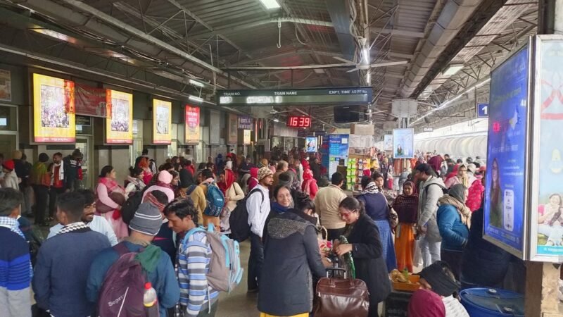 कानपुर सेंट्रल पर टिकट रद्द कराने की लगी होड़, 2100 यात्रियों ने कैंसिल कराए टिकट