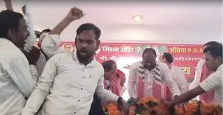 पीडीए के मंच से जिपं सदस्य को उतारने पर सपा में विवाद