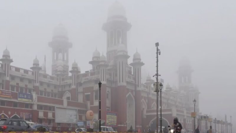 यूपी में बदला मौसम, लखनऊ समेत कई जिलों में गुलाबी ठंड ने दी दस्तक